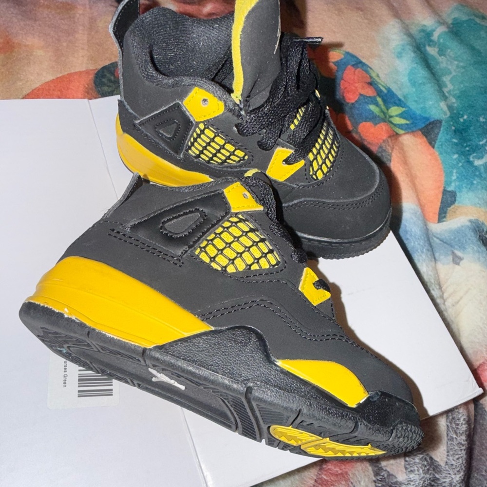 Jordan 4 Retro Thunder - Picture 5 of 5